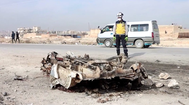 Dalam foto yang disediakan oleh Syrian Civil Defense White Helmets, yang telah diautentikasi berdasarkan isinya dan laporan AP lainnya, para pekerja pertahanan sipil Syrian White Helmet memeriksa area serangan bom mobil yang menewaskan sedikitnya 15 orang dan melukai puluhan orang, menurut laporan pertahanan sipil Suriah setempat, di pinggiran kota Manbij, Suriah, Senin, 3 Februari 2025. (Syrian Civil Defense White Helmets via AP)