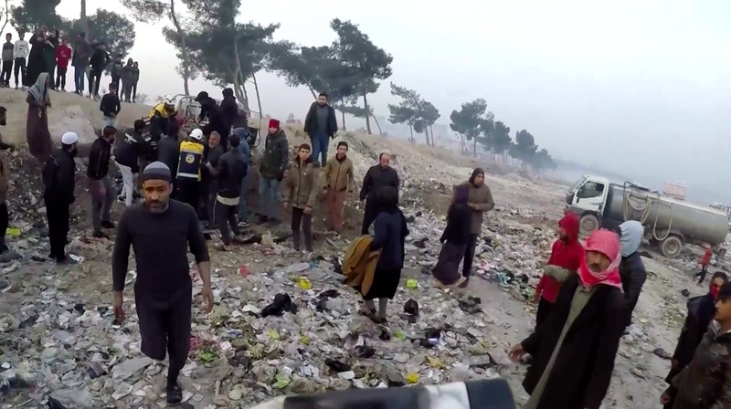 Dalam foto yang disediakan oleh Syrian Civil Defense White Helmets, yang telah diautentikasi berdasarkan isinya dan laporan AP lainnya, para pekerja pertahanan sipil Syrian White Helmet memeriksa area serangan bom mobil yang menewaskan sedikitnya 15 orang dan melukai puluhan orang, menurut laporan pertahanan sipil Suriah setempat, di pinggiran kota Manbij, Suriah, Senin, 3 Februari 2025. (Syrian Civil Defense White Helmets via AP)