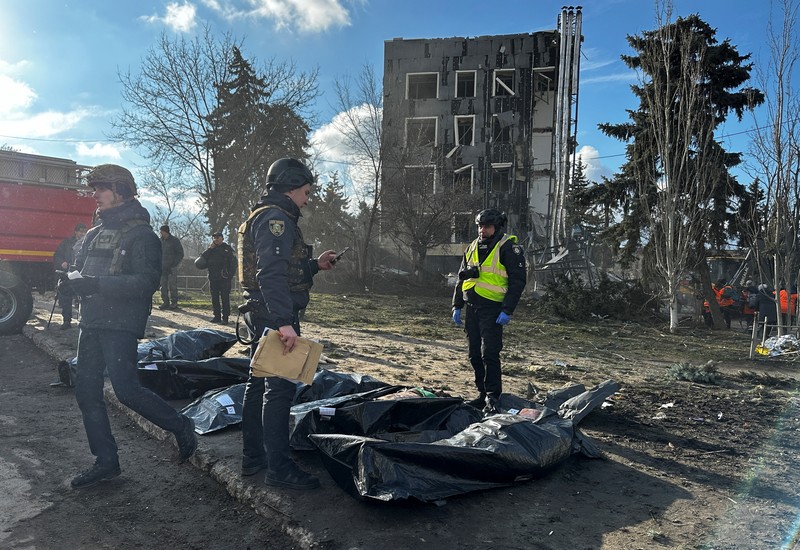 Suasana psaca serangan rudal Rusia menghantam gedung dewan kota di Izium, Ukraina, Selasa (4/2/2025). (REUTERS/Sofiia Gatilova)