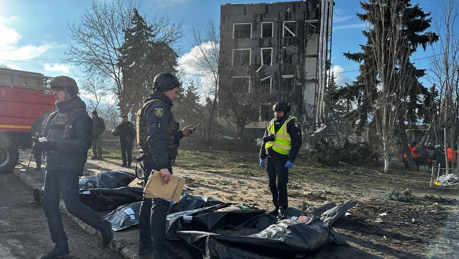 Suasana psaca serangan rudal Rusia menghantam gedung dewan kota di Izium, Ukraina, Selasa (4/2/2025). (REUTERS/Sofiia Gatilova)