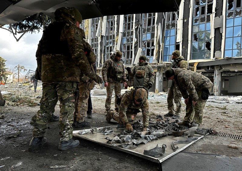 Suasana psaca serangan rudal Rusia menghantam gedung dewan kota di Izium, Ukraina, Selasa (4/2/2025). (REUTERS/Sofiia Gatilova)