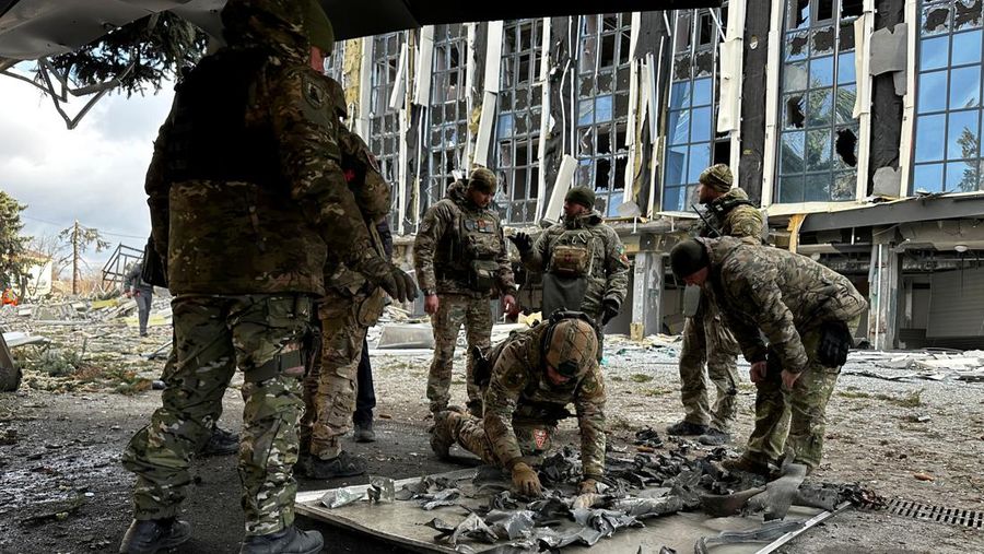 Suasana psaca serangan rudal Rusia menghantam gedung dewan kota di Izium, Ukraina, Selasa (4/2/2025). (REUTERS/Sofiia Gatilova)