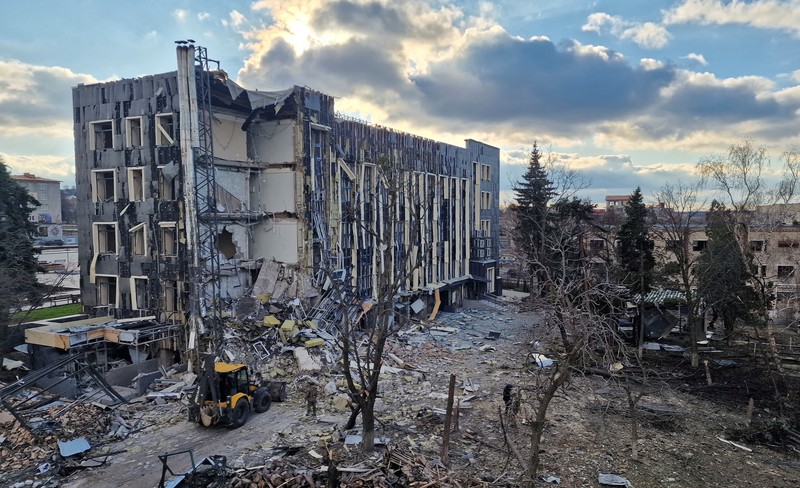 Suasana psaca serangan rudal Rusia menghantam gedung dewan kota di Izium, Ukraina, Selasa (4/2/2025). (REUTERS/Sofiia Gatilova)