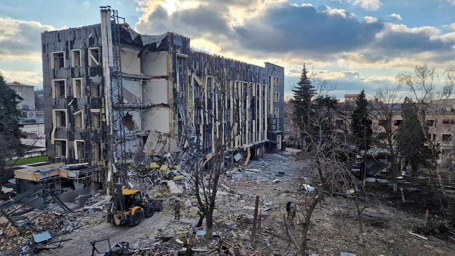 Suasana psaca serangan rudal Rusia menghantam gedung dewan kota di Izium, Ukraina, Selasa (4/2/2025). (REUTERS/Sofiia Gatilova)