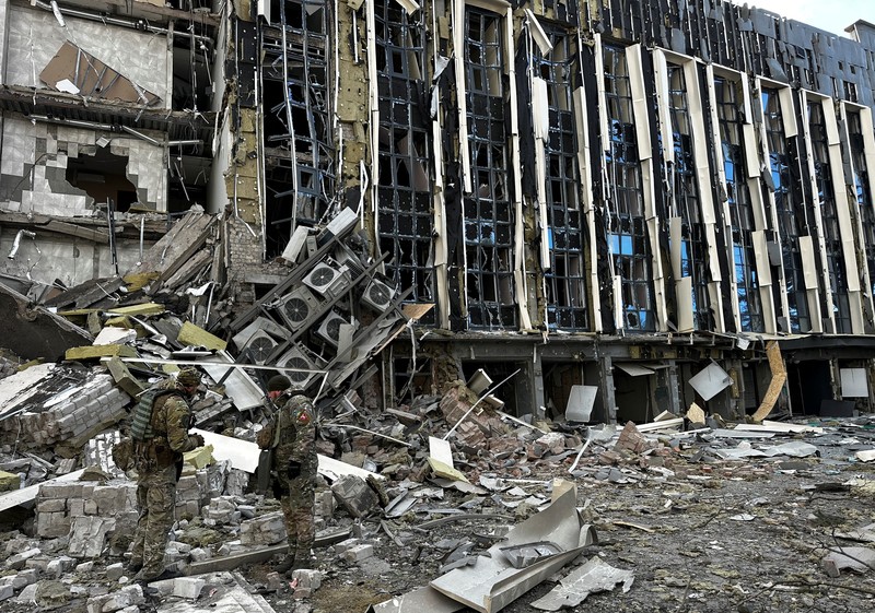 Suasana psaca serangan rudal Rusia menghantam gedung dewan kota di Izium, Ukraina, Selasa (4/2/2025). (REUTERS/Sofiia Gatilova)