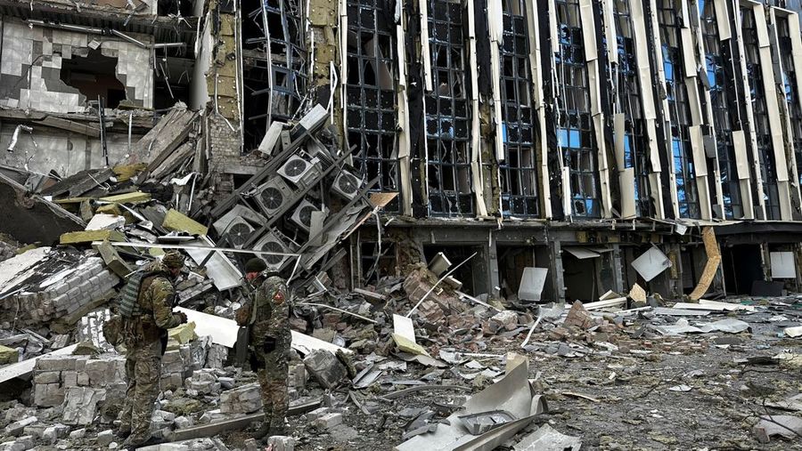 Suasana psaca serangan rudal Rusia menghantam gedung dewan kota di Izium, Ukraina, Selasa (4/2/2025). (REUTERS/Sofiia Gatilova)