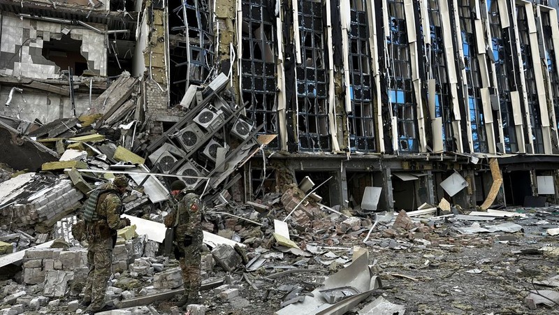 Suasana psaca serangan rudal Rusia menghantam gedung dewan kota di Izium, Ukraina, Selasa (4/2/2025). (REUTERS/Sofiia Gatilova)