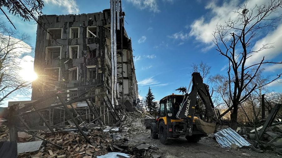 Suasana psaca serangan rudal Rusia menghantam gedung dewan kota di Izium, Ukraina, Selasa (4/2/2025). (REUTERS/Sofiia Gatilova)