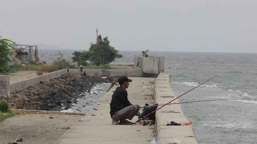 Suasana tanggul pengaman laut yang rusak di Muara Baru, Jakarta, Selasa (4/2/2025). (CNBC Indonesia/Muhammad Sabki) Suasana tanggul pengaman laut yang rusak di Muara Baru, Jakarta, Selasa (4/2/2025). (CNBC Indonesia/Muhammad Sabki)