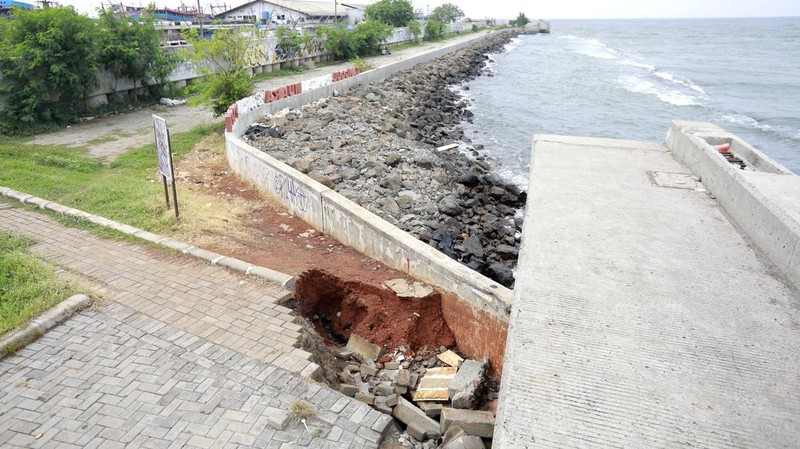 Suasana tanggul pengaman laut yang rusak di Muara Baru, Jakarta, Selasa (4/2/2025). (վ/Muhammad Sabki)
