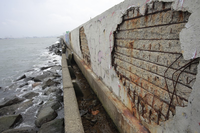 Suasana tanggul pengaman laut yang rusak di Muara Baru, Jakarta, Selasa (4/2/2025). (²©²ÊÍøÕ¾/Muhammad Sabki) Suasana tanggul pengaman laut yang rusak di Muara Baru, Jakarta, Selasa (4/2/2025). (²©²ÊÍøÕ¾/Muhammad Sabki)