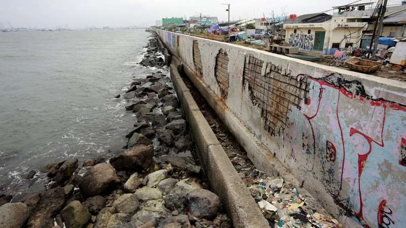 Suasana tanggul pengaman laut yang rusak di Muara Baru, Jakarta, Selasa (4/2/2025). (վ/Muhammad Sabki)