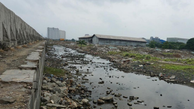 Suasana tanggul pengaman laut yang rusak di Muara Baru, Jakarta, Selasa (4/2/2025). (վ/Muhammad Sabki)