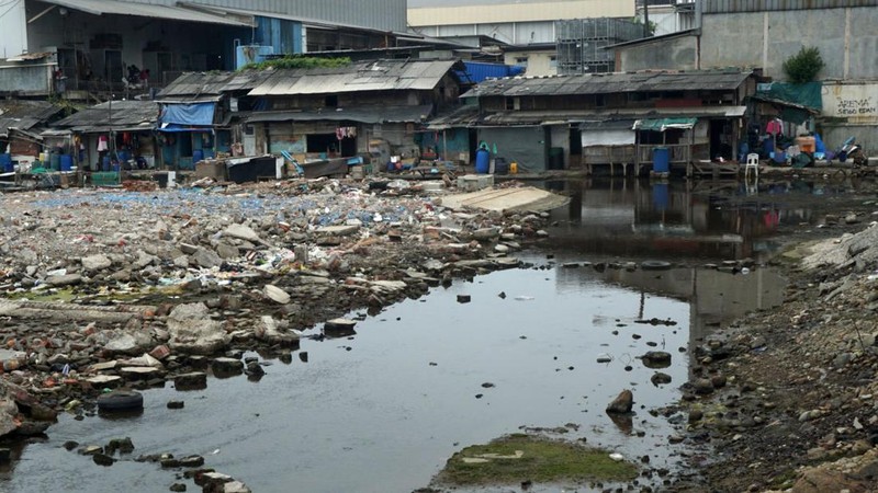 Suasana tanggul pengaman laut yang rusak di Muara Baru, Jakarta, Selasa (4/2/2025). (վ/Muhammad Sabki)