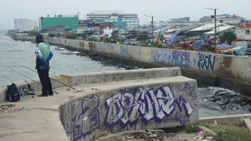 Suasana tanggul pengaman laut yang rusak di Muara Baru, Jakarta, Selasa (4/2/2025). (վ/Muhammad Sabki)