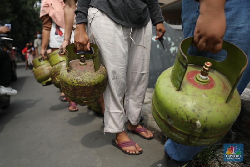 Warga antre untuk membeli gas LPG 3 kg di salah satu pangkalan, Depok, Jawa Barat, Selasa (4/2/2025). (CNBC Indonesia/Tri Susilo)