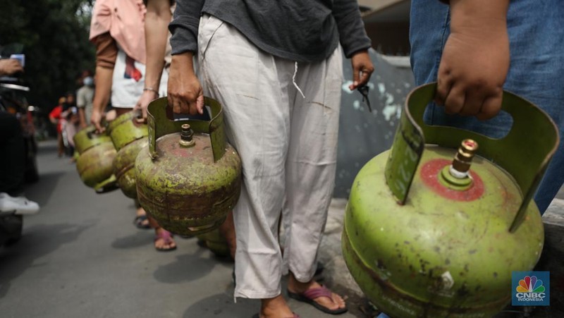 Warga antre untuk membeli gas LPG 3 kg di salah satu pangkalan, Depok, Jawa Barat, Selasa (4/2/2025). (վ/Tri Susilo)