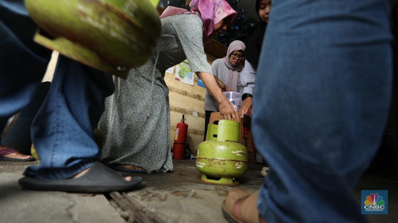 Warga antre untuk membeli gas LPG 3 kg di salah satu pangkalan, Depok, Jawa Barat, Selasa (4/2/2025). (վ/Tri Susilo)