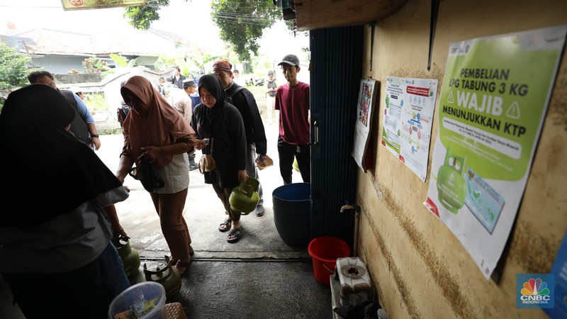 Warga antre untuk membeli gas LPG 3 kg di salah satu pangkalan, Depok, Jawa Barat, Selasa (4/2/2025). (CNBC Indonesia/Tri Susilo)