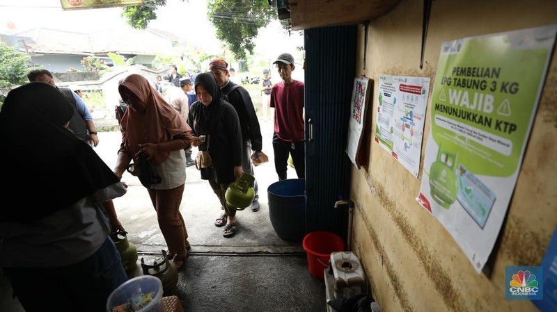 Warga antre untuk membeli gas LPG 3 kg di salah satu pangkalan, Depok, Jawa Barat, Selasa (4/2/2025). (վ/Tri Susilo)