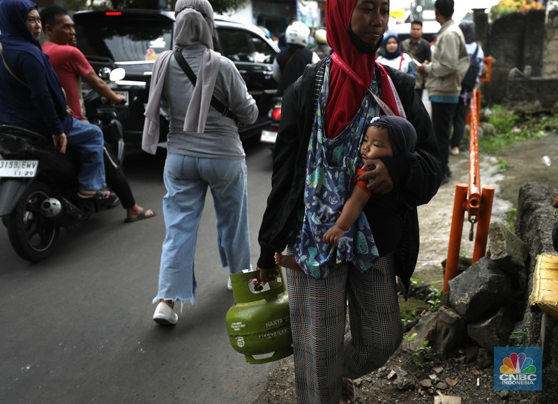 Warga antre untuk membeli gas LPG 3 kg di salah satu pangkalan, Depok, Jawa Barat, Selasa (4/2/2025). (CNBC Indonesia/Tri Susilo)