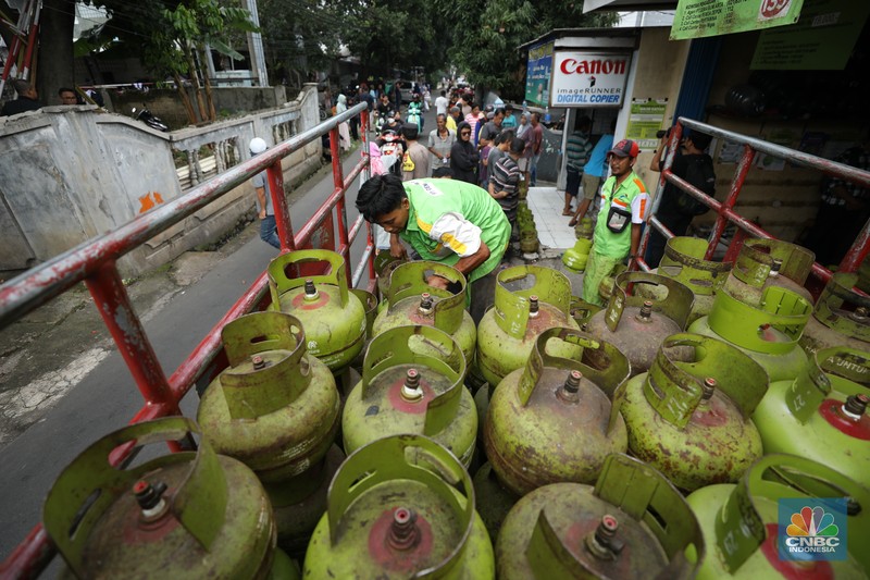 Warga antre untuk membeli gas LPG 3 kg di salah satu pangkalan, Depok, Jawa Barat, Selasa (4/2/2025). (CNBC Indonesia/Tri Susilo)