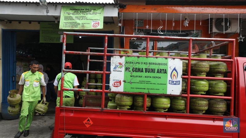 Warga antre untuk membeli gas LPG 3 kg di salah satu pangkalan, Depok, Jawa Barat, Selasa (4/2/2025). (վ/Tri Susilo)