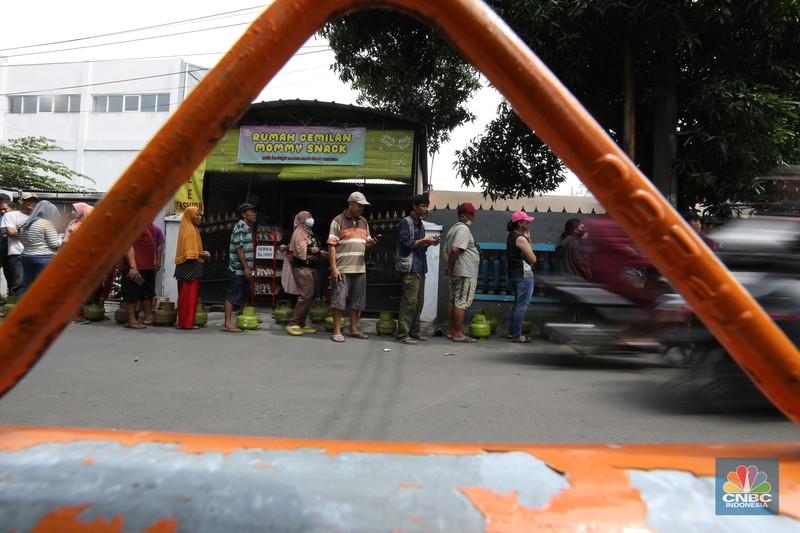 Warga antre untuk membeli gas LPG 3 kg di salah satu pangkalan, Depok, Jawa Barat, Selasa (4/2/2025). (CNBC Indonesia/Tri Susilo)