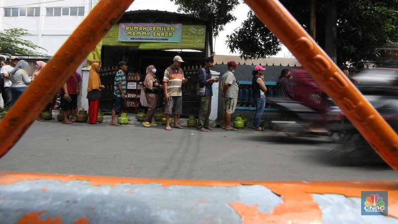 Warga antre untuk membeli gas LPG 3 kg di salah satu pangkalan, Depok, Jawa Barat, Selasa (4/2/2025). (վ/Tri Susilo)