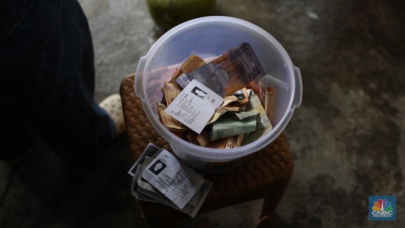 Warga antre untuk membeli gas LPG 3 kg di salah satu pangkalan, Depok, Jawa Barat, Selasa (4/2/2025). (CNBC Indonesia/Tri Susilo)