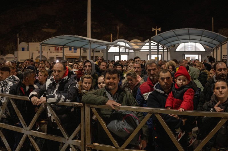 Warga enunggu untuk menaiki feri ke Piraeus, menyusul peningkatan aktivitas seismik di pulau Santorini, Yunani, Selasa (4/2/2025). (REUTERS/Alkis Konstantinidis)
