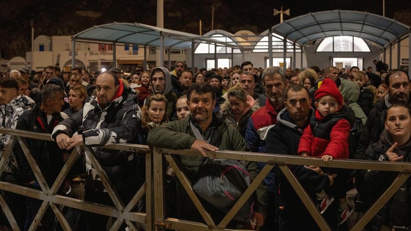 Warga enunggu untuk menaiki feri ke Piraeus, menyusul peningkatan aktivitas seismik di pulau Santorini, Yunani, Selasa (4/2/2025). (REUTERS/Alkis Konstantinidis)