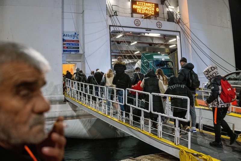 Warga enunggu untuk menaiki feri ke Piraeus, menyusul peningkatan aktivitas seismik di pulau Santorini, Yunani, Selasa (4/2/2025). (REUTERS/Alkis Konstantinidis) Warga enunggu untuk menaiki feri ke Piraeus, menyusul peningkatan aktivitas seismik di pulau Santorini, Yunani, Selasa (4/2/2025). (REUTERS/Alkis Konstantinidis)