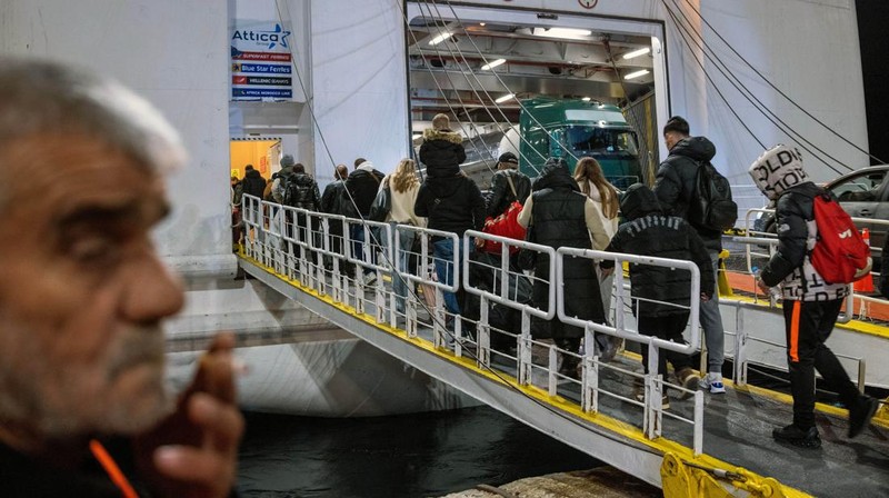 Warga enunggu untuk menaiki feri ke Piraeus, menyusul peningkatan aktivitas seismik di pulau Santorini, Yunani, Selasa (4/2/2025). (REUTERS/Alkis Konstantinidis)