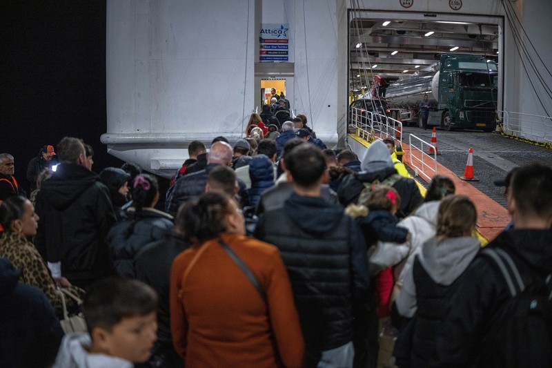 Warga enunggu untuk menaiki feri ke Piraeus, menyusul peningkatan aktivitas seismik di pulau Santorini, Yunani, Selasa (4/2/2025). (REUTERS/Alkis Konstantinidis) Warga enunggu untuk menaiki feri ke Piraeus, menyusul peningkatan aktivitas seismik di pulau Santorini, Yunani, Selasa (4/2/2025). (REUTERS/Alkis Konstantinidis)