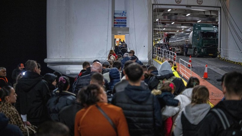 Warga enunggu untuk menaiki feri ke Piraeus, menyusul peningkatan aktivitas seismik di pulau Santorini, Yunani, Selasa (4/2/2025). (REUTERS/Alkis Konstantinidis)