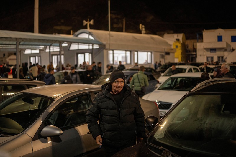 Warga enunggu untuk menaiki feri ke Piraeus, menyusul peningkatan aktivitas seismik di pulau Santorini, Yunani, Selasa (4/2/2025). (REUTERS/Alkis Konstantinidis) Warga enunggu untuk menaiki feri ke Piraeus, menyusul peningkatan aktivitas seismik di pulau Santorini, Yunani, Selasa (4/2/2025). (REUTERS/Alkis Konstantinidis)