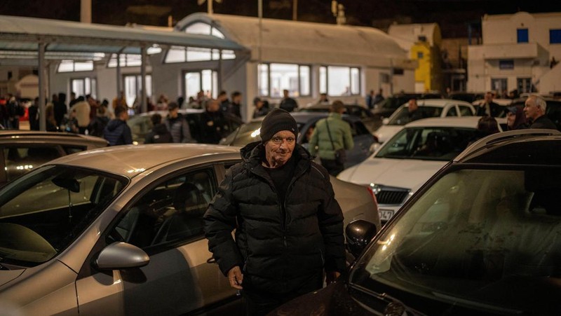 Warga enunggu untuk menaiki feri ke Piraeus, menyusul peningkatan aktivitas seismik di pulau Santorini, Yunani, Selasa (4/2/2025). (REUTERS/Alkis Konstantinidis)