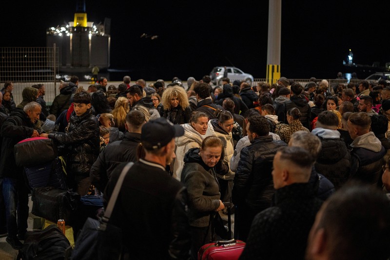 Warga enunggu untuk menaiki feri ke Piraeus, menyusul peningkatan aktivitas seismik di pulau Santorini, Yunani, Selasa (4/2/2025). (REUTERS/Alkis Konstantinidis) Warga enunggu untuk menaiki feri ke Piraeus, menyusul peningkatan aktivitas seismik di pulau Santorini, Yunani, Selasa (4/2/2025). (REUTERS/Alkis Konstantinidis)