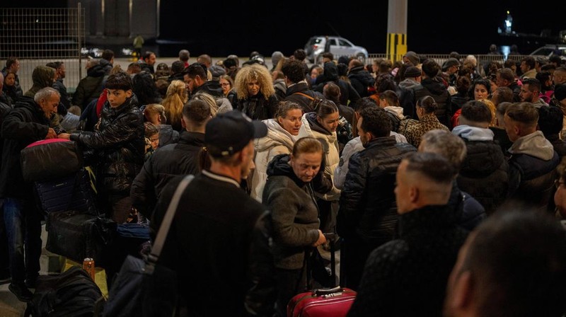 Warga enunggu untuk menaiki feri ke Piraeus, menyusul peningkatan aktivitas seismik di pulau Santorini, Yunani, Selasa (4/2/2025). (REUTERS/Alkis Konstantinidis)