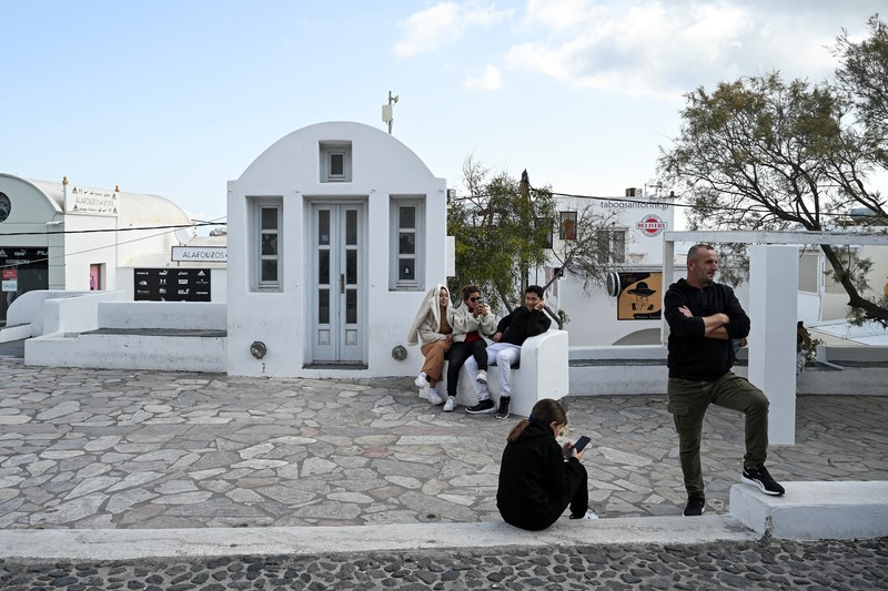 Warga enunggu untuk menaiki feri ke Piraeus, menyusul peningkatan aktivitas seismik di pulau Santorini, Yunani, Selasa (4/2/2025). (REUTERS/Alkis Konstantinidis) Warga enunggu untuk menaiki feri ke Piraeus, menyusul peningkatan aktivitas seismik di pulau Santorini, Yunani, Selasa (4/2/2025). (REUTERS/Alkis Konstantinidis)