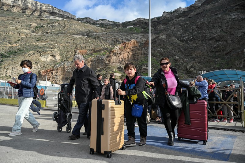 Warga enunggu untuk menaiki feri ke Piraeus, menyusul peningkatan aktivitas seismik di pulau Santorini, Yunani, Selasa (4/2/2025). (REUTERS/Alkis Konstantinidis) Warga enunggu untuk menaiki feri ke Piraeus, menyusul peningkatan aktivitas seismik di pulau Santorini, Yunani, Selasa (4/2/2025). (REUTERS/Alkis Konstantinidis)