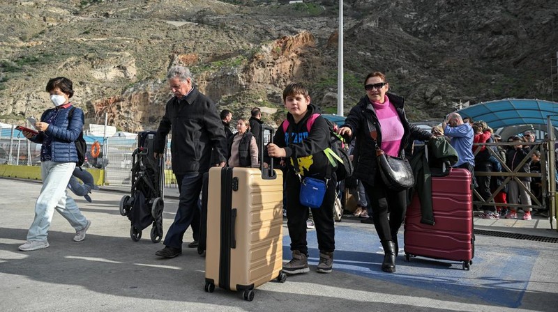 Warga enunggu untuk menaiki feri ke Piraeus, menyusul peningkatan aktivitas seismik di pulau Santorini, Yunani, Selasa (4/2/2025). (REUTERS/Alkis Konstantinidis)
