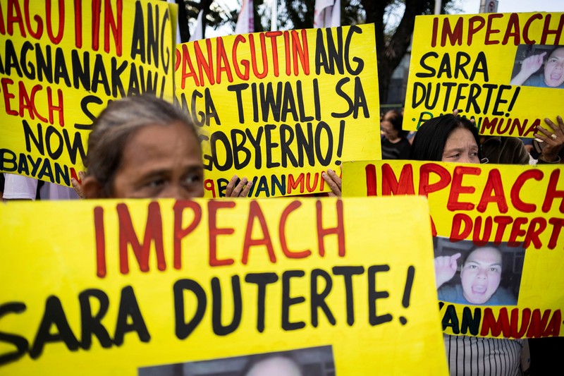 Aktivis, mahasiswa, dan pendukung pemakzulan Wakil Presiden Filipina Sara Duterte merayakan kemenangan saat menggelar unjuk rasa di luar Gedung DPR, Kota Quezon, Metro Manila, Filipina, Rabu (5/2/2025). (REUTERS/Eloisa Lopez)