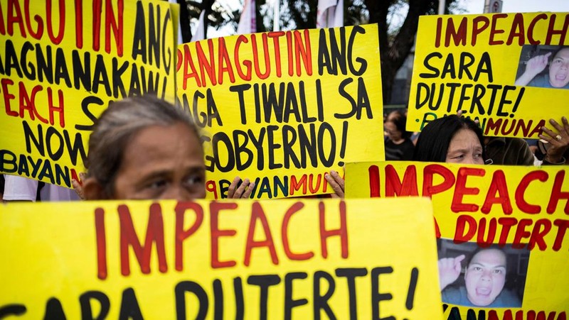 Aktivis, mahasiswa, dan pendukung pemakzulan Wakil Presiden Filipina Sara Duterte merayakan kemenangan saat menggelar unjuk rasa di luar Gedung DPR, Kota Quezon, Metro Manila, Filipina, Rabu (5/2/2025). (REUTERS/Eloisa Lopez)