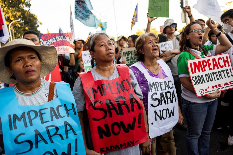Aktivis, mahasiswa, dan pendukung pemakzulan Wakil Presiden Filipina Sara Duterte merayakan kemenangan saat menggelar unjuk rasa di luar Gedung DPR, Kota Quezon, Metro Manila, Filipina, Rabu (5/2/2025). (REUTERS/Eloisa Lopez)