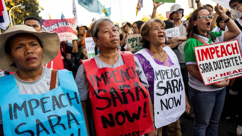 Aktivis, mahasiswa, dan pendukung pemakzulan Wakil Presiden Filipina Sara Duterte merayakan kemenangan saat menggelar unjuk rasa di luar Gedung DPR, Kota Quezon, Metro Manila, Filipina, Rabu (5/2/2025). (REUTERS/Eloisa Lopez)