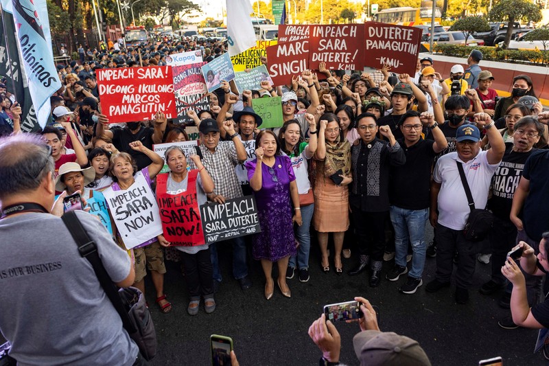Aktivis, mahasiswa, dan pendukung pemakzulan Wakil Presiden Filipina Sara Duterte merayakan kemenangan saat menggelar unjuk rasa di luar Gedung DPR, Kota Quezon, Metro Manila, Filipina, Rabu (5/2/2025). (REUTERS/Eloisa Lopez) Aktivis, mahasiswa, dan pendukung pemakzulan Wakil Presiden Filipina Sara Duterte merayakan kemenangan saat menggelar unjuk rasa di luar Gedung DPR, Kota Quezon, Metro Manila, Filipina, Rabu (5/2/2025). (REUTERS/Eloisa Lopez)