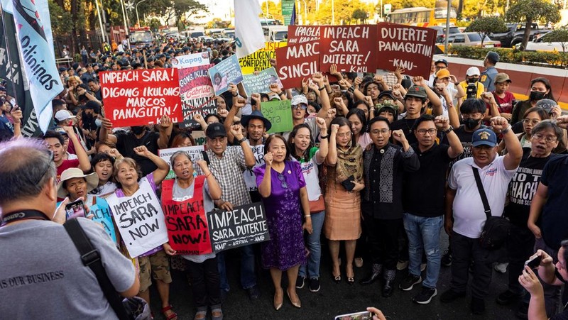 Aktivis, mahasiswa, dan pendukung pemakzulan Wakil Presiden Filipina Sara Duterte merayakan kemenangan saat menggelar unjuk rasa di luar Gedung DPR, Kota Quezon, Metro Manila, Filipina, Rabu (5/2/2025). (REUTERS/Eloisa Lopez)