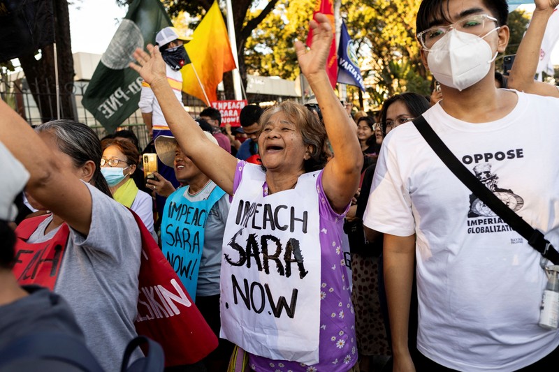 Aktivis, mahasiswa, dan pendukung pemakzulan Wakil Presiden Filipina Sara Duterte merayakan kemenangan saat menggelar unjuk rasa di luar Gedung DPR, Kota Quezon, Metro Manila, Filipina, Rabu (5/2/2025). (REUTERS/Eloisa Lopez) Aktivis, mahasiswa, dan pendukung pemakzulan Wakil Presiden Filipina Sara Duterte merayakan kemenangan saat menggelar unjuk rasa di luar Gedung DPR, Kota Quezon, Metro Manila, Filipina, Rabu (5/2/2025). (REUTERS/Eloisa Lopez)